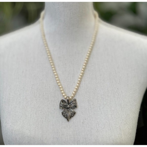 Vintage Avon White Faux Glass Pearls & Silver Tone Bow Necklace 12" L Costume - Picture 2 of 14